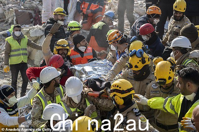 土耳其地震发生 176 小时后,一名人员从倒塌建筑物的废墟中被救出