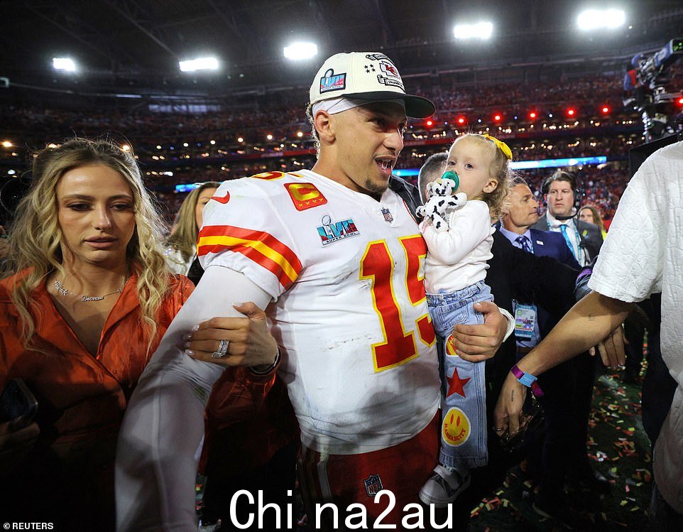 Patrick Mahomes 与 hi 合照她的妻子 Brittany Matthews 和他们在 LVII 超级碗比赛中的两个年幼孩子之一