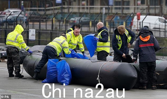 移民用来穿越海峡的小船在 2022 年 12 月被带走存放之前从水中移出并在多佛港进行记录