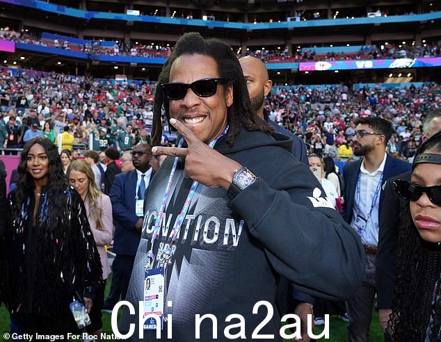 为她加油n:Jay-Z 被拍到参加了周日的超级碗 LVII,他的门生蕾哈娜在中场表演中表现出色,并透露她怀孕了