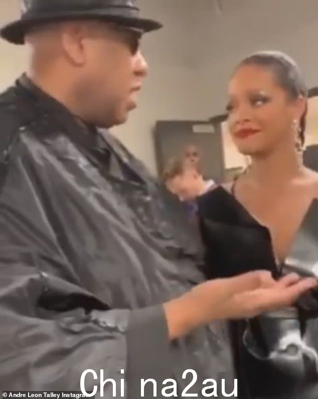 可爱:还有一段蕾哈娜 (Rihanna) 和塔利 (Talley) 聊天并拥抱的复古视频,标题是:'半生'