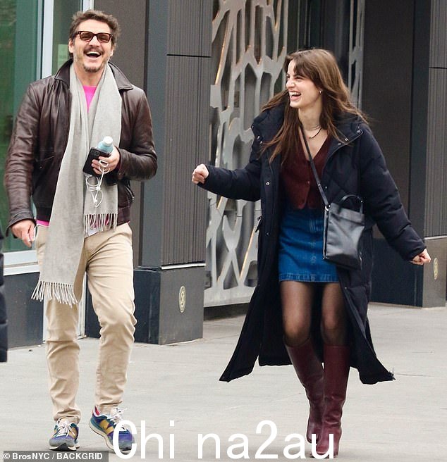 结合时间:Pedro Pascal 周日早上在纽约市外出时与他的妹妹 Lux 共度时光