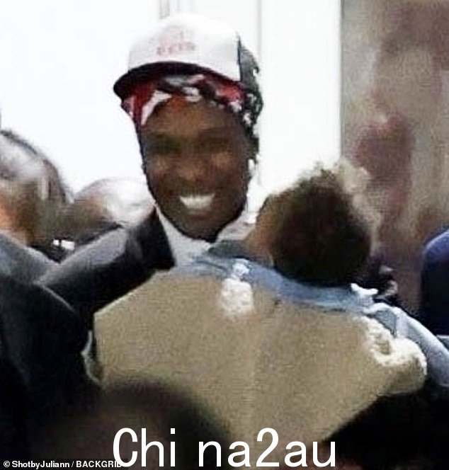 家庭:34 岁的大脑之爱制作人与 34 岁的男友 A$AP Rocky 离开体育场,照片中他抱着他们 9 个月大的儿子