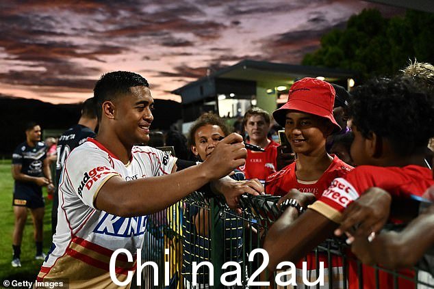 在北昆士兰牛仔队和海豚队周日在凯恩斯的巴洛公园举行的 NRL 选拔赛之后,海豚队的安东尼米尔福德与球迷们在一起