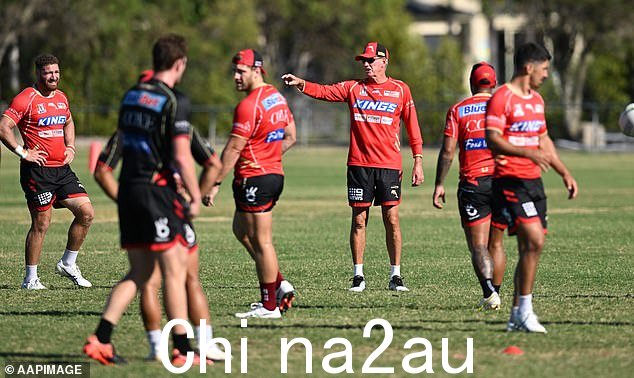 Bennett 在他们的第一个 NRL 季前赛期间向 Redcliffe 的 Kayo 体育场的海豚队球员发出指示