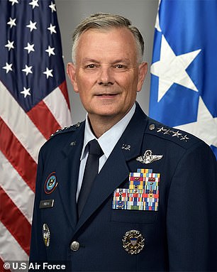 美国空军将军 Glen VanHerck 说他们仍然不确定这三个物体是如何保持在高空的,因为它们目前有未知的推进系统