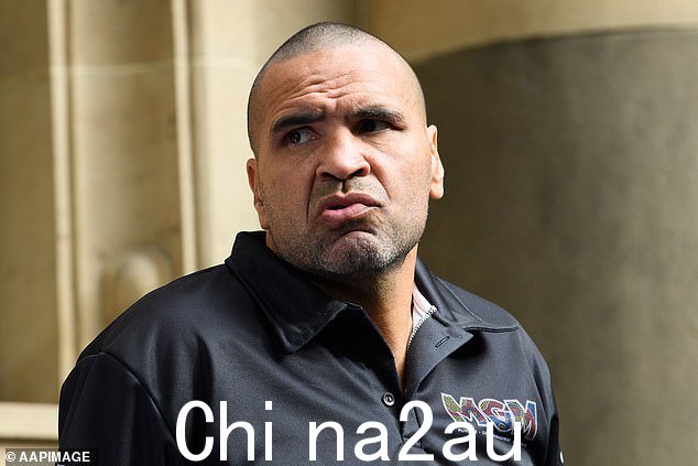 拳击巨星 Anthony Mundine(如图)、前板球运动员 Gavin Robertson 和前澳大利亚板球队长 Steve Waugh 以及他的妻子 Lynette 也在人群中