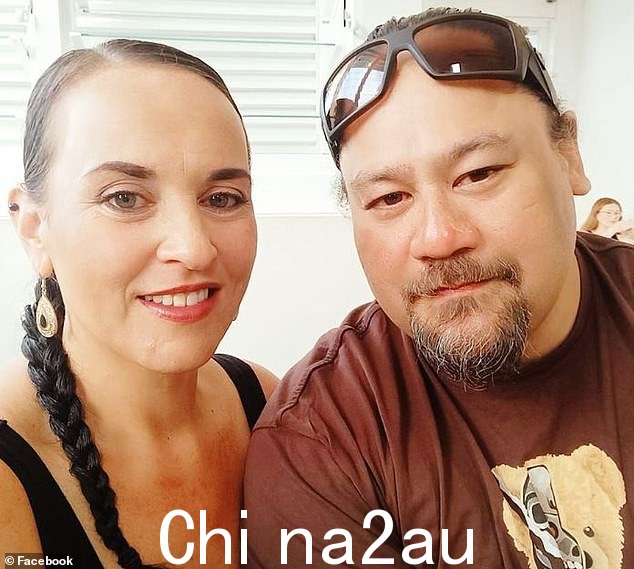 Cairo 的母亲 Amber De Thierry 和父亲 Clarke Winitana(如图)现在面临着将他们的儿子带回家的艰巨任务