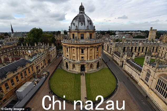 牛津大学莫尔斯穿梭于其中的稀薄世界被嫉妒、秘密和阴谋撕裂。有人曾说牛津一定是世界谋杀之都,因为那里发生了一场残酷的杀戮每周莫尔斯语