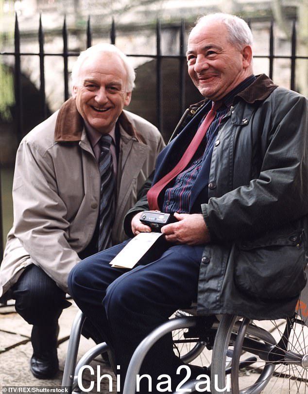 John Thaw 和 Colin Dexter,在 Colin 制作他的 ca 的场景中meo appearance as a tourist in Oxford