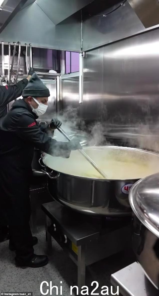 烹饪:稍后在剪辑中看到厨师志愿者在准备为人们服务时搅拌大盘食物