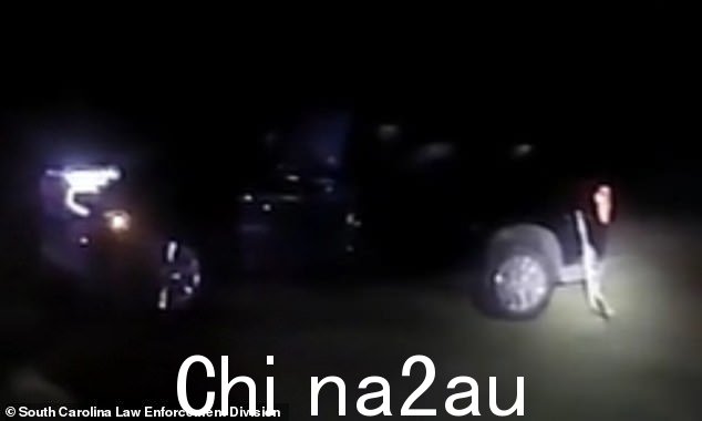 他的雪佛兰 Suburban 停在附近,一把霰弹枪靠在上面。 Murdaugh 告诉警官他取回了霰弹枪,但除此之外他手无寸铁。 Murdaugh 告诉警官他取回了猎枪,但手无寸铁。</p> yH5BAEAAAAALAAAAAABAAEAAAIBRAA7