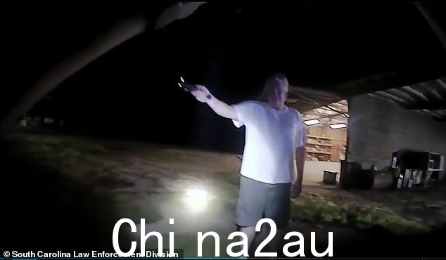 Murdaugh 在与丹尼尔格林中士交谈时用手电筒做手势,他是谋杀当晚到达庄园的副驾驶