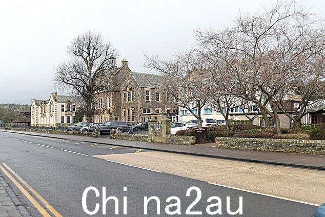 据信,课堂事件的发生是因为语文老师试图没收一名学生的手机,不小心抓住了女孩的头发。图为:Hawick High School