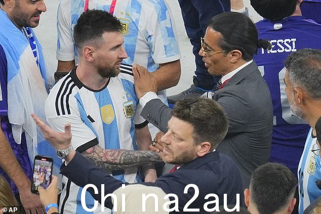 曼联周围的竞争让我们想起了 Salt Bae 的滑稽动作