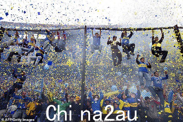 博卡青年队球迷在 2004 年在 La Bombonera 与河床队的比赛前为他们的球队欢呼