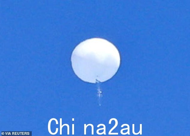 2023 年 2 月 4 日,在美国南卡罗来纳州加登城海岸被击落之前,人们看到了一个疑似中国间谍气球