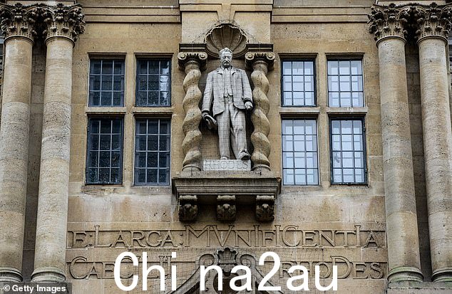 牛津大学奥里尔学院,上面有一尊 Cecil Rhodes 雕像门上方二楼