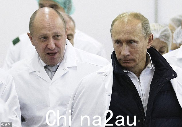 Vladimir Putin 正在将俄罗斯的雇佣军从 Yevgeny Prigozhin 经营的臭名昭著的 Wagner Group 撤出乌克兰,因为克里姆林宫担心他们变得“过于强大”。图片:2010 年 9 月,Yevgeny Prigozhin(左)带领俄罗斯总统弗拉基米尔·普京(右)参观他在俄罗斯圣彼得堡郊外生产学校用品的工厂