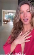 吉赛尔·邦辰 (Gisele Bundchen) 在谈到嘉年华时，身穿一件暴露的红色长袍，胸部闪闪发亮