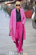 阿什莉·罗伯茨 (Ashley Roberts) 在离开 Heart FM 时身穿粉红色别致——继她在 BRIT 的狂野之夜之后
