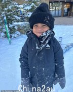 金·卡戴珊 (Kim Kardashian) 与孩子们分享滑雪之旅的复古快照和视频