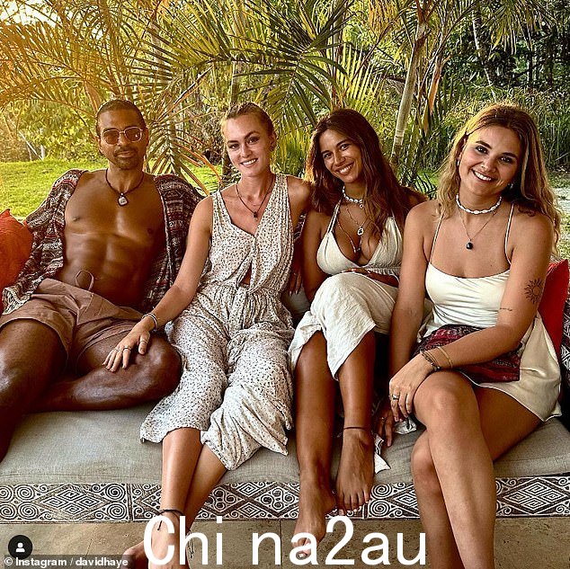 看起来不错:David Hayes 周一在 Instagram 上与他的女友 Sian Osborne 和他们的两个朋友分享了一张新照片