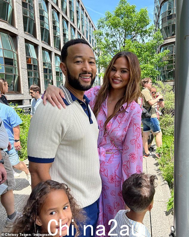 家庭:John Legend 和 Chrissy Teigen,六岁的 Luna 和四岁的 Miles 的父母,上个月迎来了女儿 Esti Maxine Stephens
