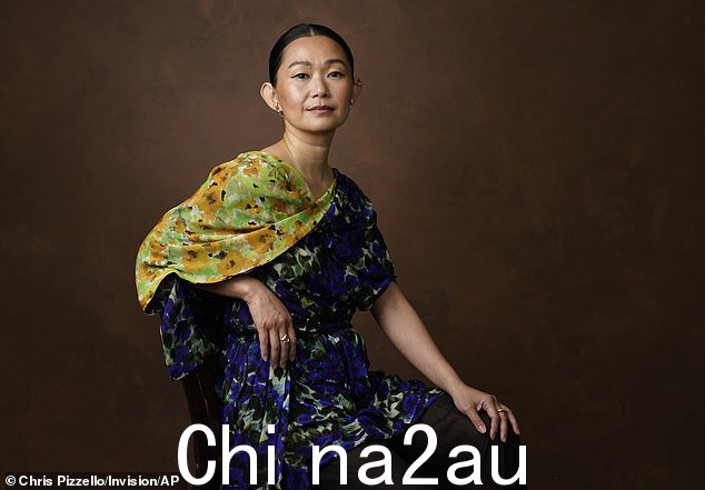 她说:'所以现在,当人们问起被提名的感觉时,这很奇怪。我真的没什么感觉。如果我可以完全诚实的话,它更像是,“哦天哪。”