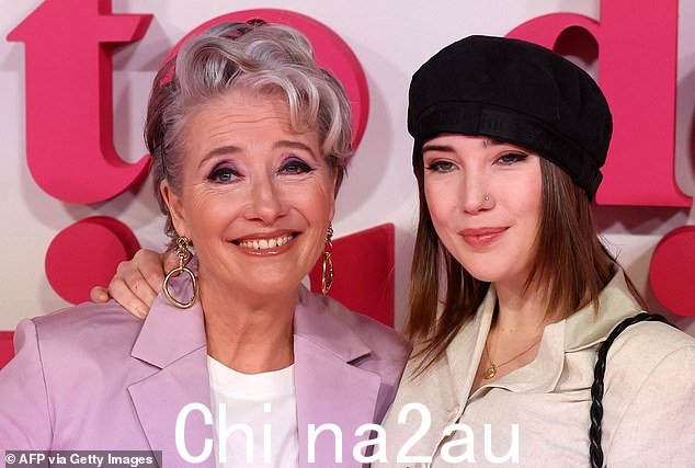 母女:Gaia,23 岁,穿着奶油色纽扣夹克和相配的裤子,背着黑色手提包,打造出时尚前卫的身材