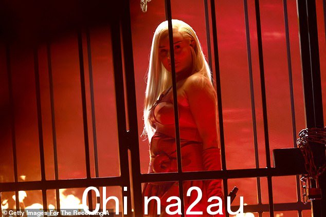Smith,30 岁,使用 they/them 代词,和 30 岁的跨性别女性 Petras(如图)在第 65 届格莱美颁奖典礼上表演了他们的热门歌曲“Unholy”