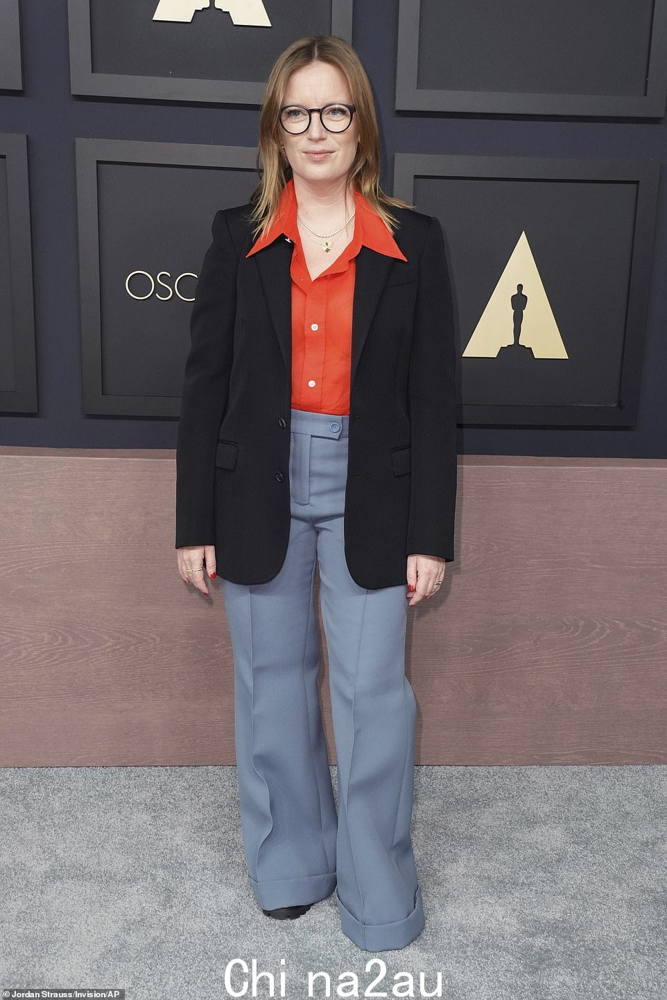新造型:Sarah Polley 身穿深色夹克搭配红色衬衫和蓝色休闲裤搭配黑色鞋子