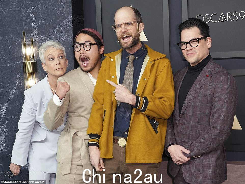 在地毯上玩得很开心:从左起,Curtis、Daniel Kwan、Daniel Scheinert 和 Jonathan Wang