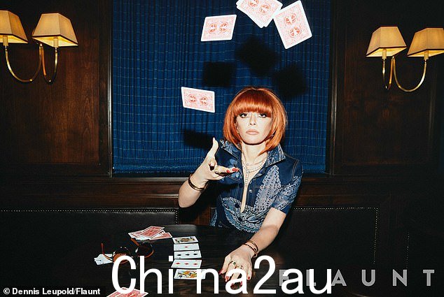在你的脸上:为了向她在 Poker Face 中的角色致敬,她向镜头轻弹卡片