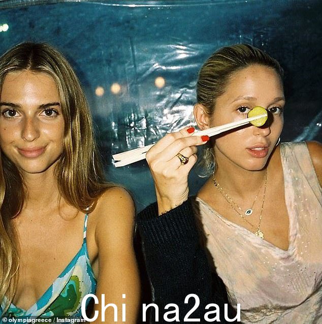 塔丽塔(左)与她的表妹希腊奥林匹亚公主(右)保持着亲密关系,两人经常一起出海