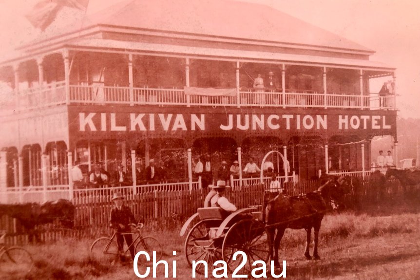 Kilkivan Junction Hotel 前马车的历史照片。
