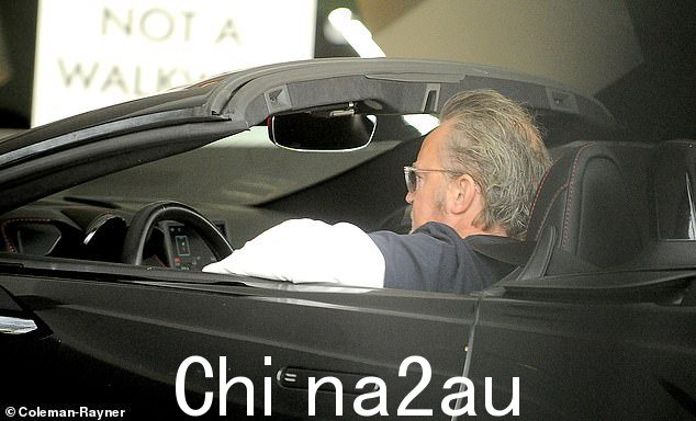 佩里在他的回忆录中写道,他有清醒的时候——我包括他获得艾美奖最佳男主角提名的整个《老友记》第九季