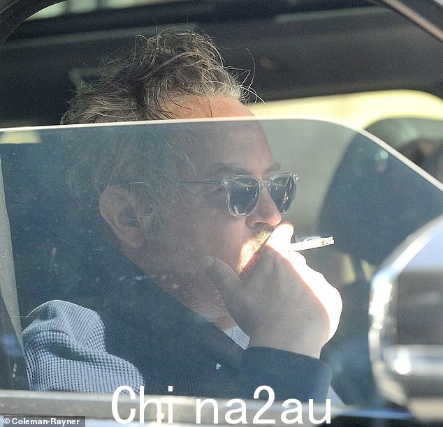 Perry 开着他价值 145,000 美元的 Aston Martin 去参加他的网球俱乐部的运动会时抽了根烟