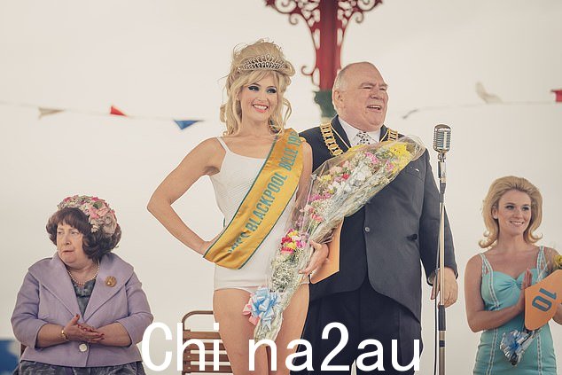 根据尼克·霍恩比 (Nick Hornby) 的 2014 年小说《滑稽女孩》(Funny Girl) 改编的六集剧集,讲述了选美皇后变身电视喜剧演员的故事e