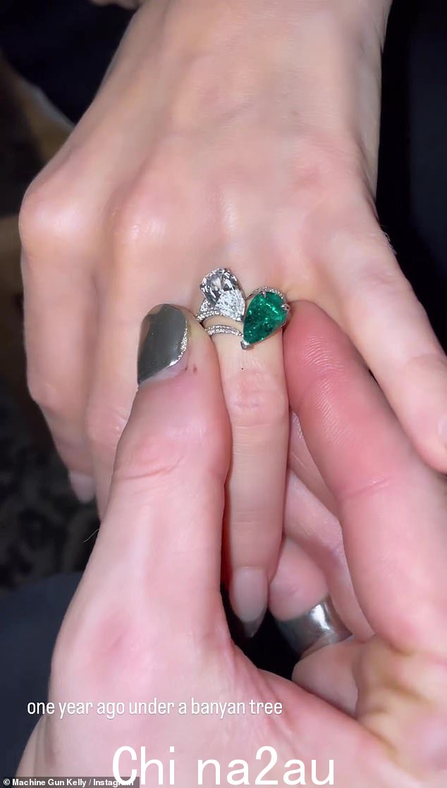Bling bling:梅根也不再和摇滚歌手说话,并摘下了她的订婚戒指。然而,这对夫妇还没有‘正式’结束他们的订婚