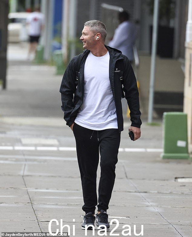 Clarke 从他与 Karl Stefanovic 的头条新闻 Noosa 斗殴中走出来,看起来比他几个月来更精神、更健康
