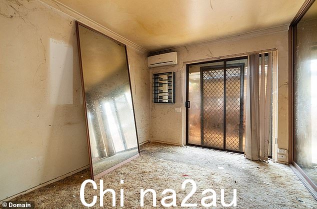 A Perth home(上图)在看房期间破败不堪,买家跑了出来并吐了口水,最终以要价的上限售出——在 450,000 美元到 500,000 美元之间