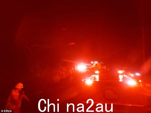 撞车后,巴士从高速公路桥滚入下面的河中,靠左侧着陆