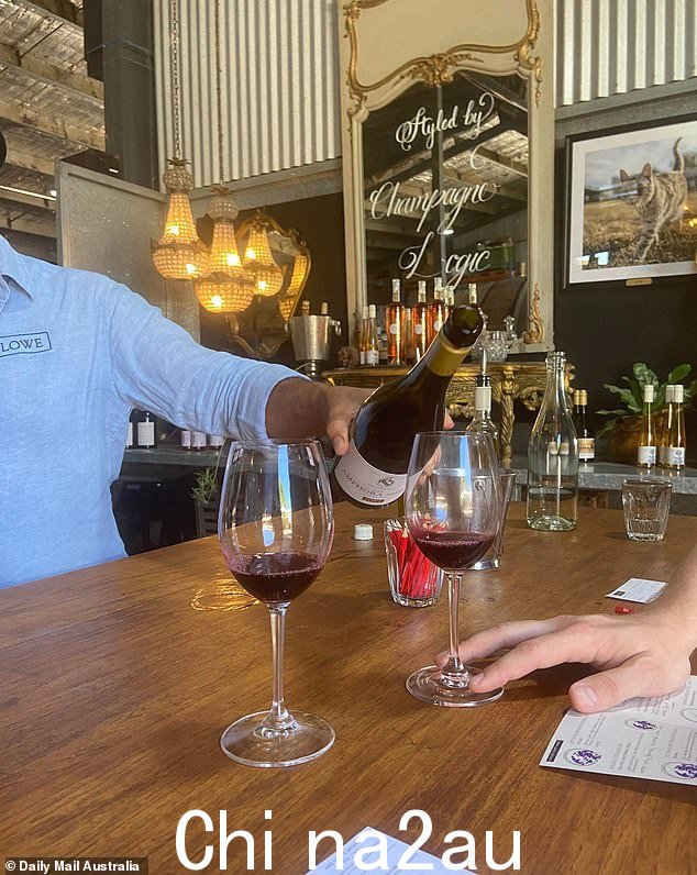 来自新南威尔士州 Mudgee Lowe Family Wine Co 的葡萄酒专家 Bryan 在星期六的品酒会上分享了他的秘密(如图)