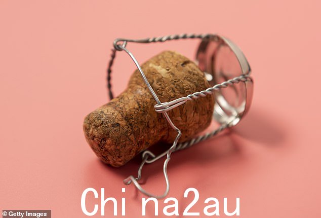 大多数葡萄酒和香槟饮用者在打开软木塞之前都会将覆盖在软木塞上的笼子取下——尽管这是一个致命的错误。酿酒师透露,笼子永远不应该被移除,因为它可以用来更好地抓握the cork