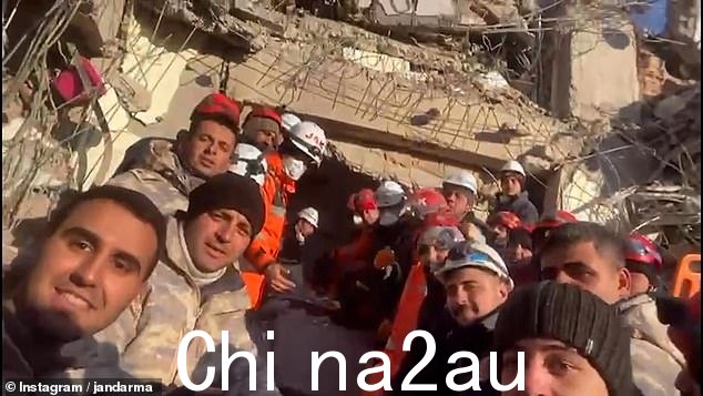 土耳其的许多人将巨大的破坏归咎于错误的建筑,而 authorities 继续针对据称与倒塌建筑物有关的承包商
