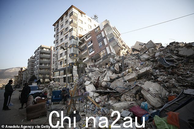 2023 年 2 月 14 日,包括哈塔伊在内的土耳其多个省份发生 7.7 和 7.6 级地震后,一栋建筑倒塌,另一栋倒塌在站立的公寓上