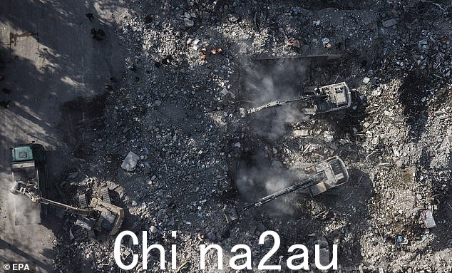 无人机拍摄的航拍照片显示,在 Kahramanmara 发生强烈地震后,挖掘机正在倒塌建筑物的废墟中工作s, Turkey, February 14, 2023