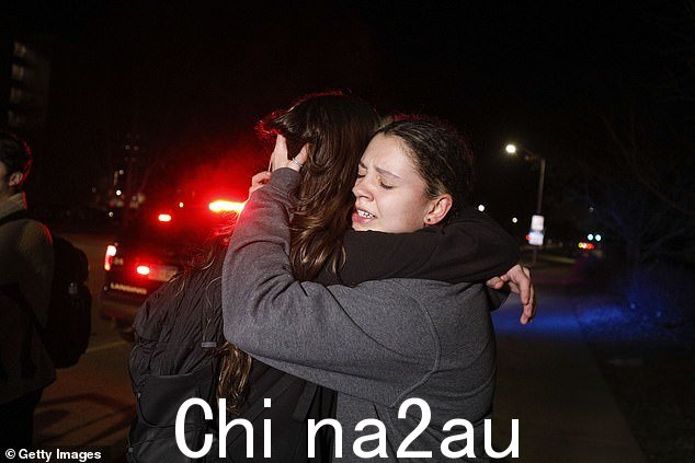 大学生在周一晚上校园枪击事件后拥抱