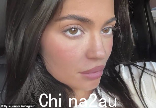 华丽:这位化妆品大亨穿着一件紧身的白色 T 恤,在检查自己的肤色时似乎正坐在她的车里。凯莉美丽的皮肤闪着光棕褐色和她乌黑的头发在有光泽的波浪中垂下